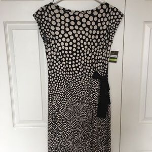 Taylor Womens Black and White Short sleeve Polka D